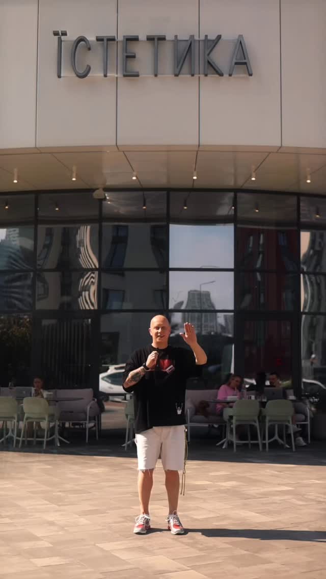 Гість за баром